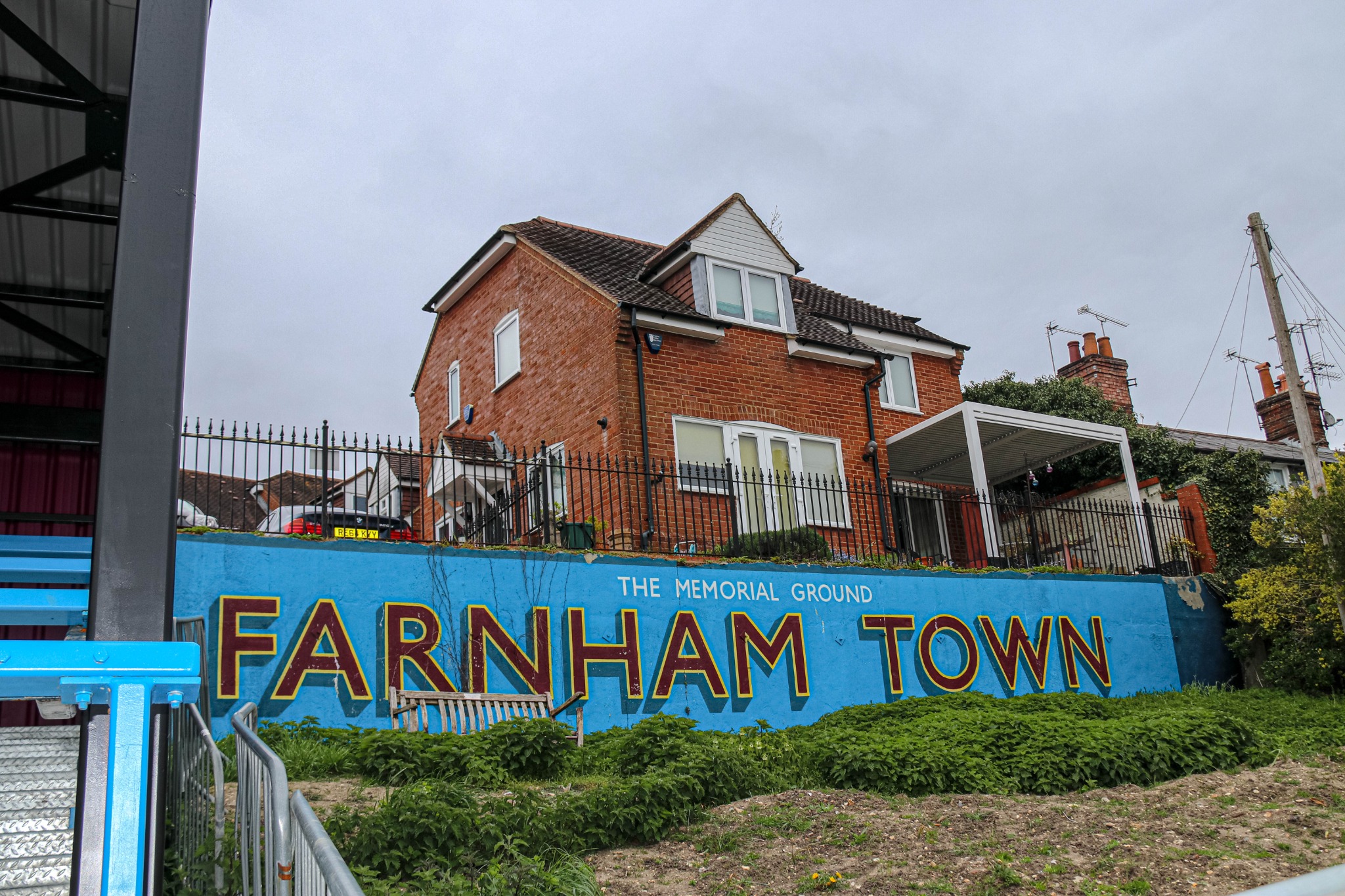 Farnham Town stadium photograph 12